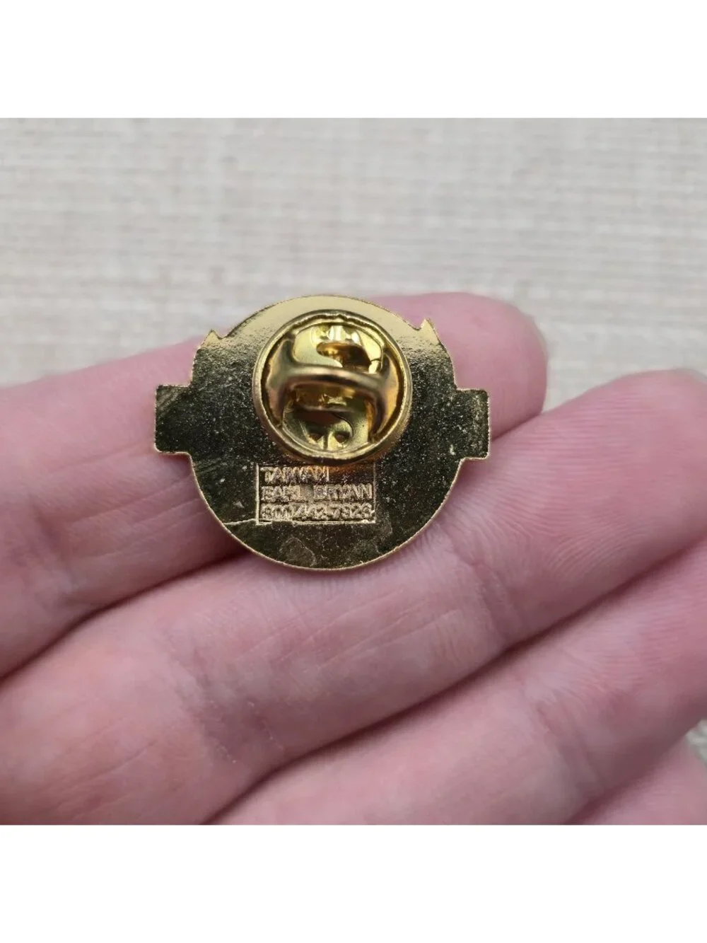 Soldotna Alaska Souvenir - Vintage Enamel Fishing & Mountain Lapel Pin A7384 - Picture 4 of 6